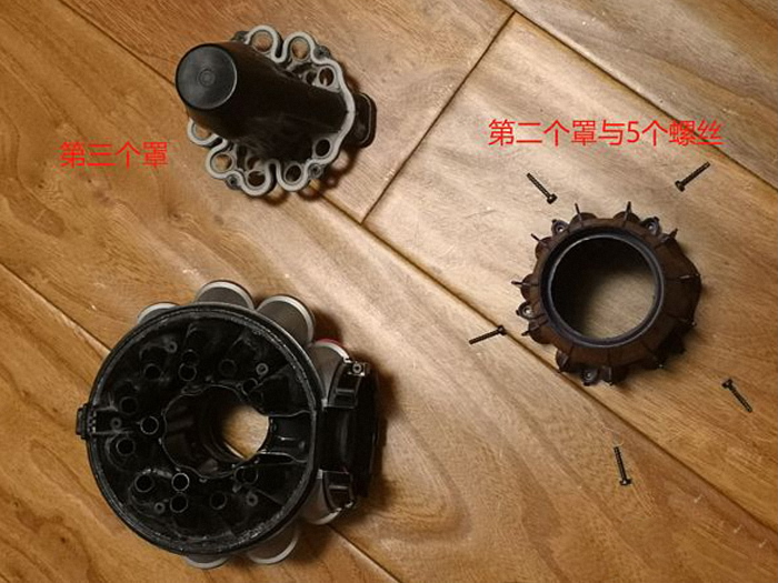 吸尘器锁螺丝案例，柜式螺丝机可完成。