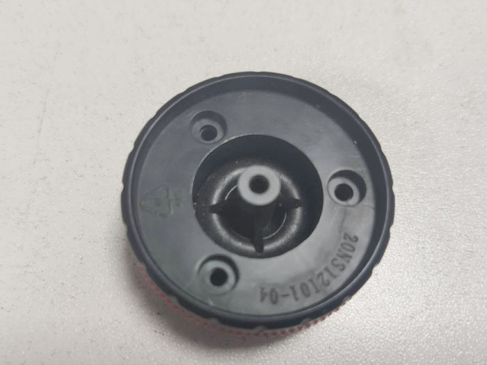 玩具车车轮打螺丝